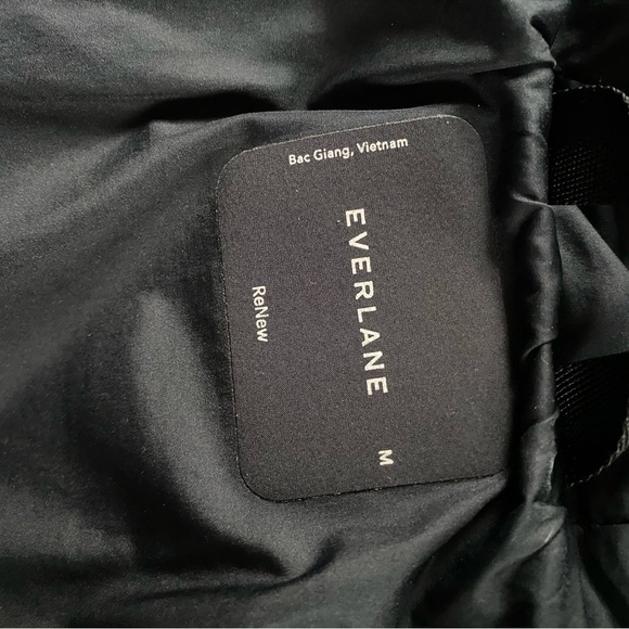 Everlane Black Essential Puffer Jacket
Size Medium - Picture 9 of 12